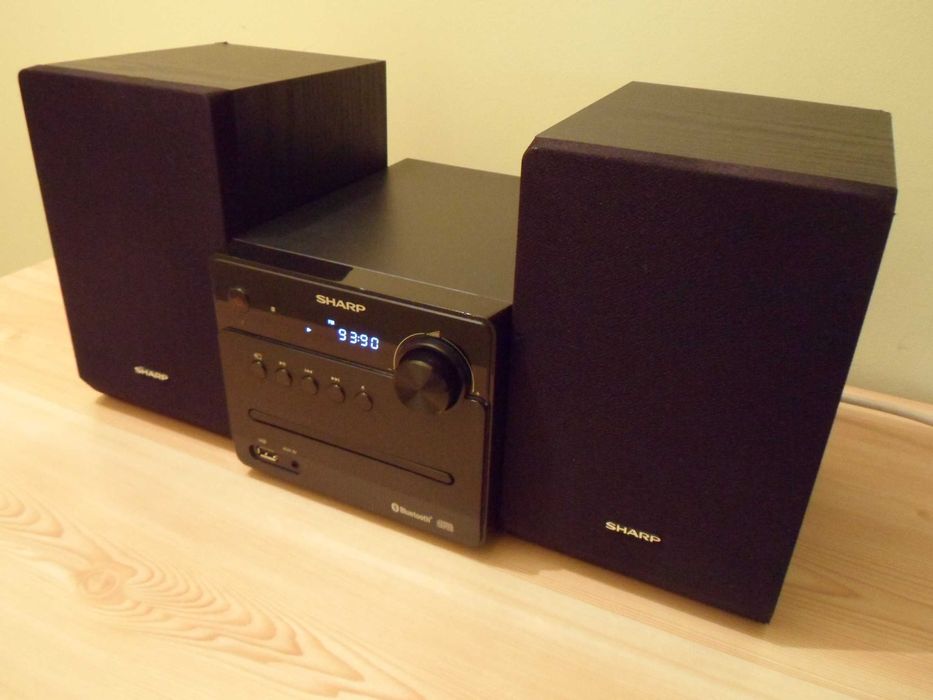 Wieża SHARP z głośnikami .
