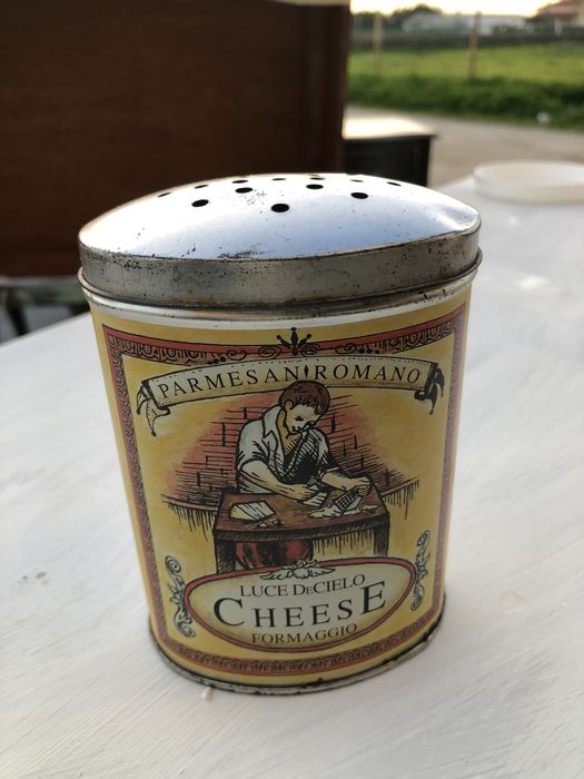 Caixinha de queijo ralado antiga, muito vintage