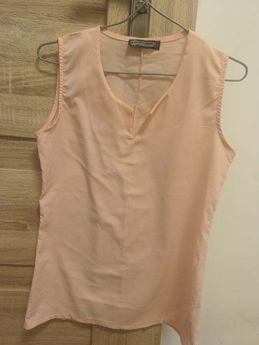 Elegancka bluzka bez rękawów w kolorze pastelowego różu brzoskwiniowym