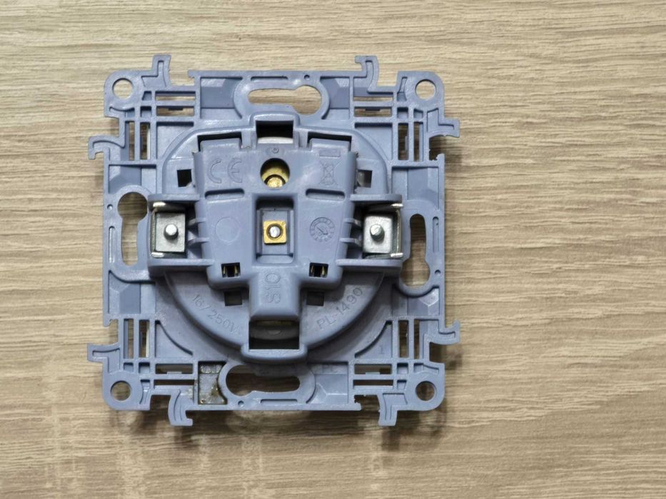 Kontakt Simon 10 Gniazdo pojedyn IP44 CGZ1BC.01/11