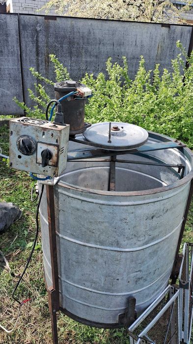 Продам медогонку з електроприводом 4х рамочну поворотну.