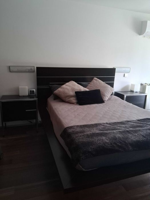 Mobilia de quarto com design personalizado em madeira e aço inóx