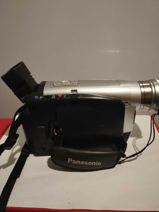 Винтажная видеокамера Panasonic RZ15.