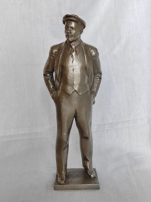 Статуетка Ленін, який стоїть