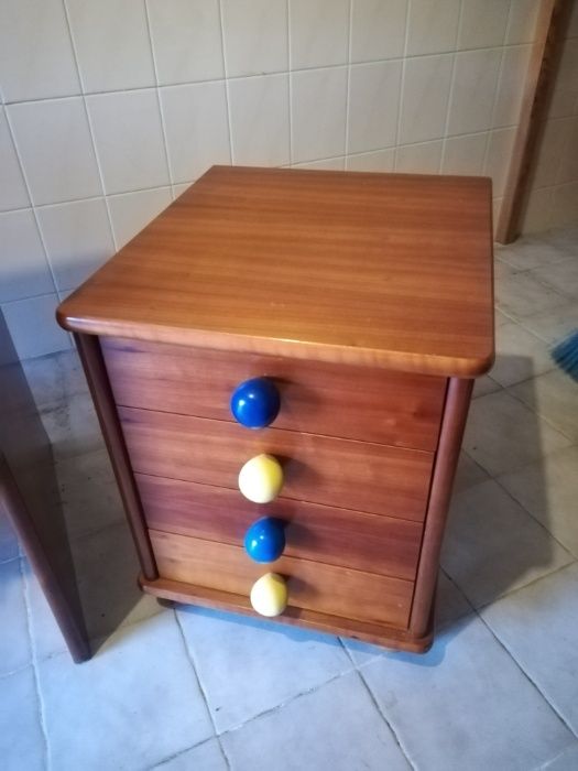 Mobília quarto criança - cama e mesa de cabeçeira