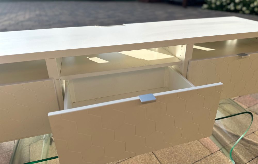 Szafka pod TV Besta biała, fronty plaster miodu 3 szuflady, 3 półki