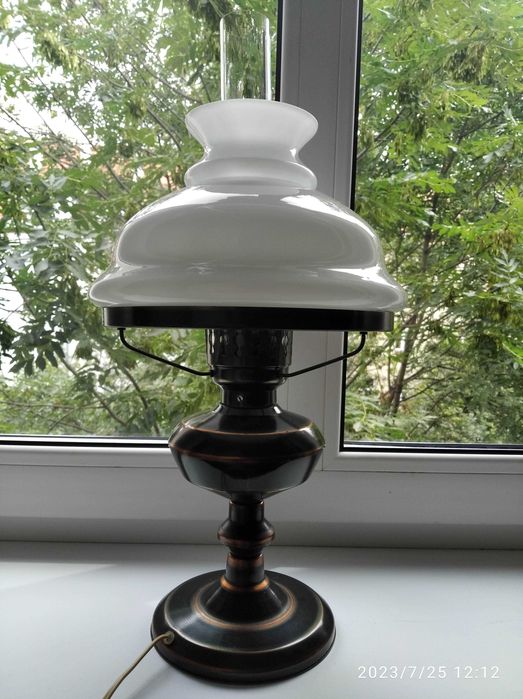 Lampa naftowa elektryczna.