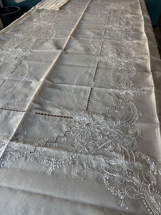 Toalha de mesa em organza com bordado, mede 270x180