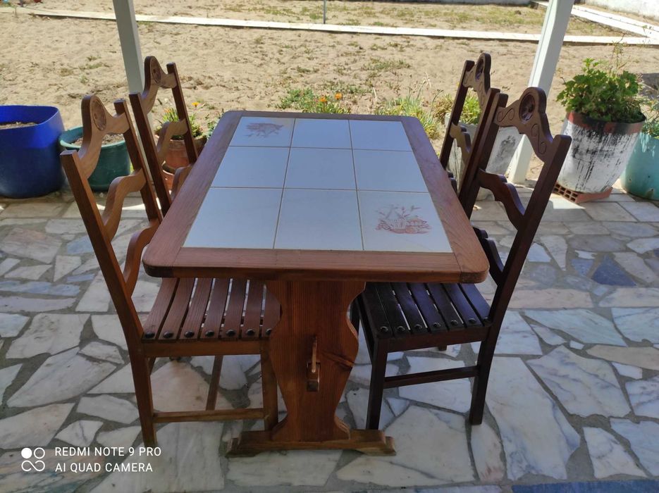 mesa de azulejos e cadeiras