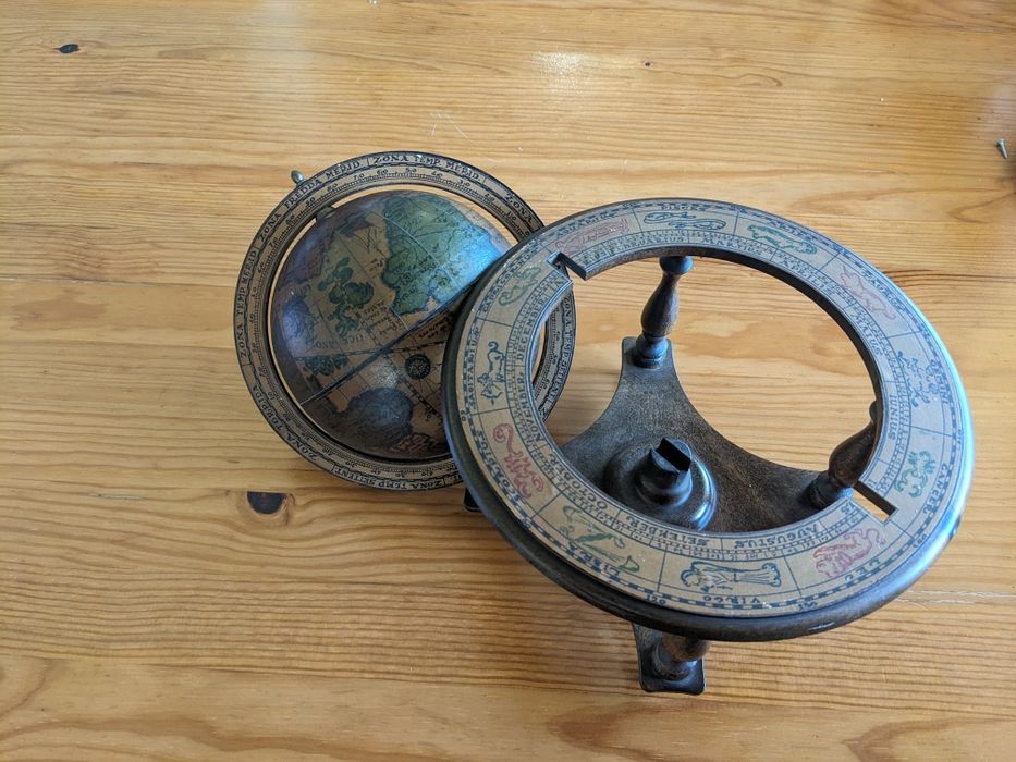 Globo antigo em madeira