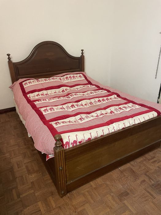 Cama de casal de madeira