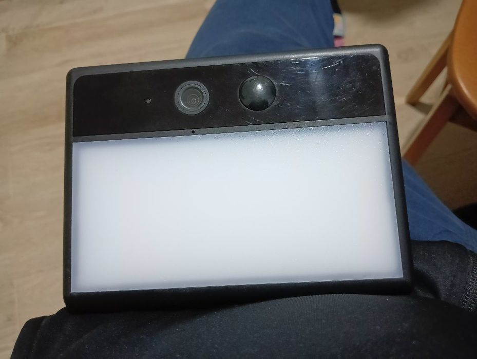 Ukryta kamera w lampce solarnej z mikrofonem na aplikację