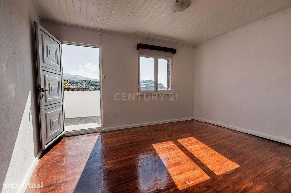 Moradia T3 com Terraço e Vista Mar em Santa Cruz, Lagoa