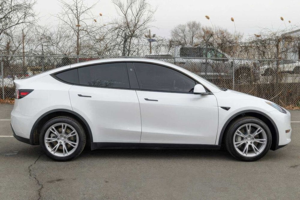 Tesla Model Y      2023
