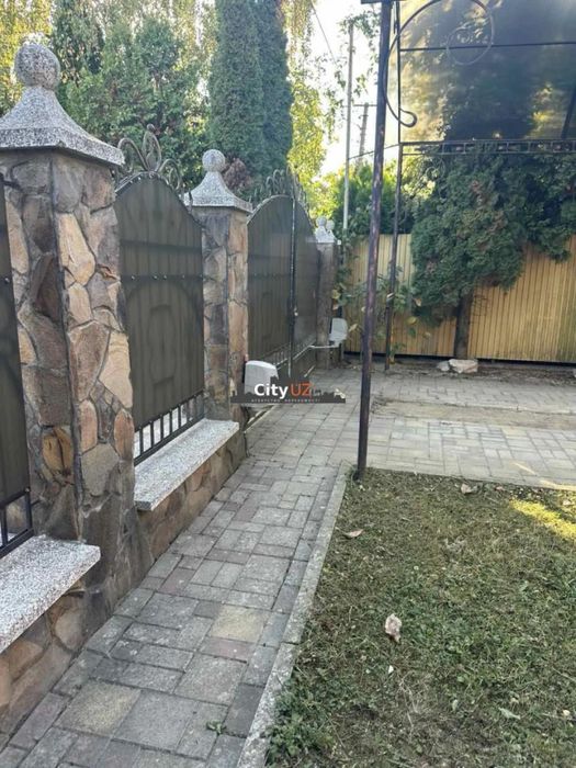 Продається будинок з банею та басейном