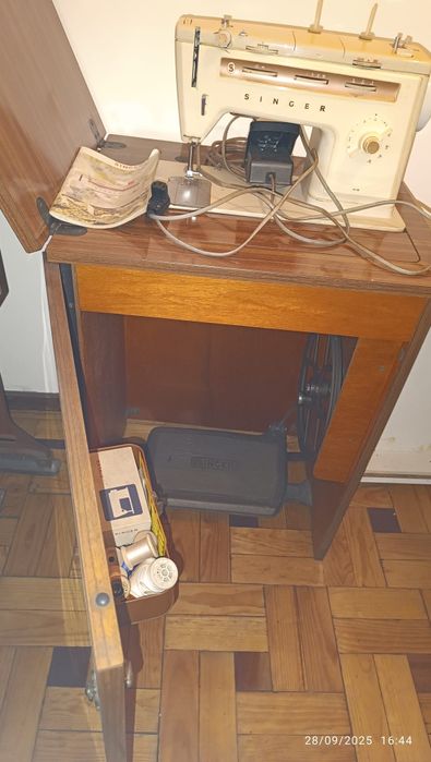Maquina de costura Singer com armário e motor