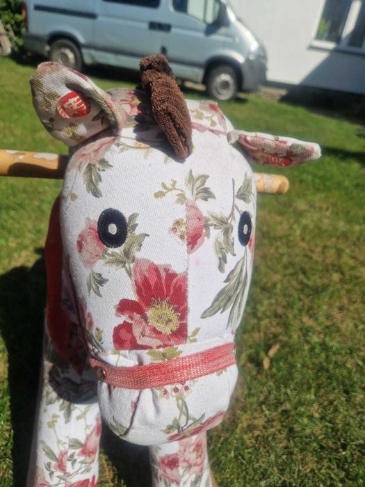 Konik na biegunach Nefere Pink Flora, wydaje dźwięki