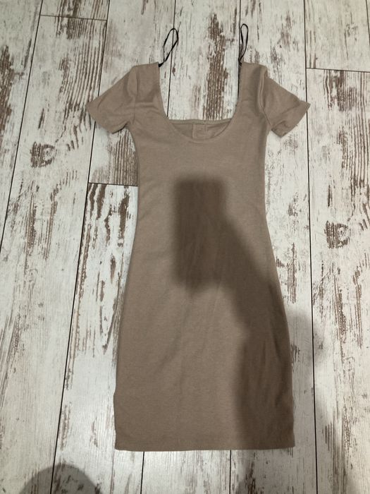 sukienka beżowa obcisła elegancka na impreze