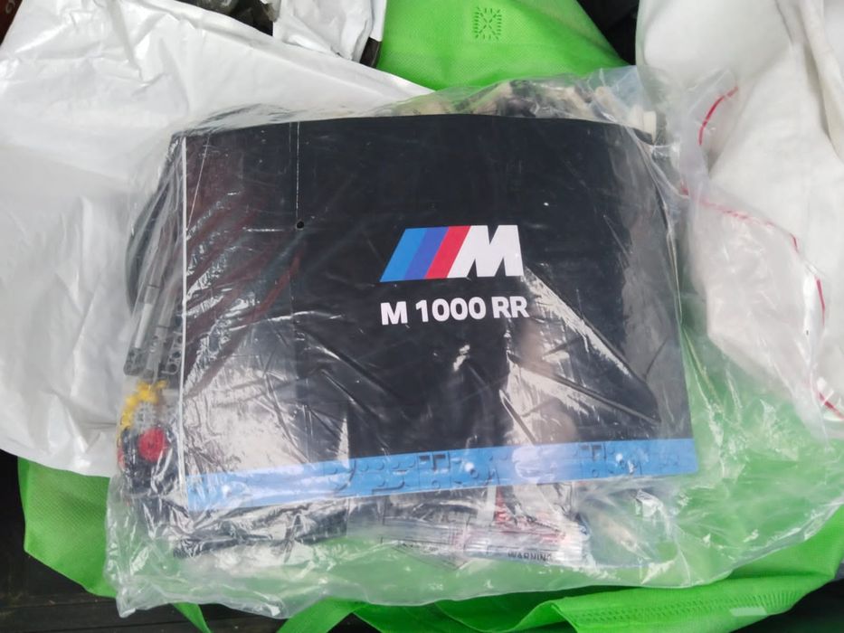 BMW 1000RR completa em lego