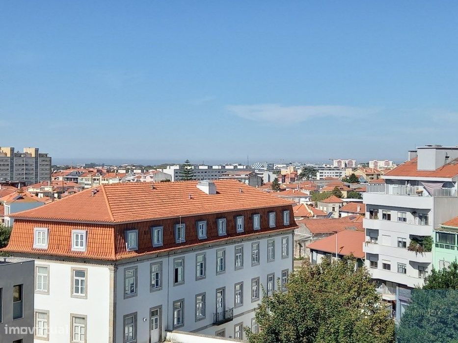 Apartamento T4 + 1 na Rua Oliveira Monteiro