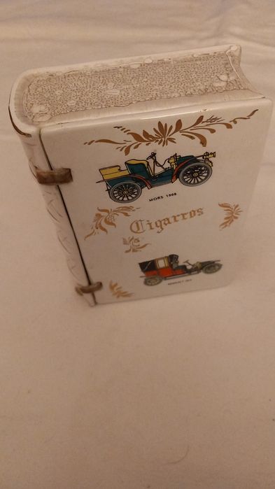 Caixa decorativa de cerâmica apresenta ilustrações de automóveis clássicos, incluindo um Mors 1908 e um Renault 1914