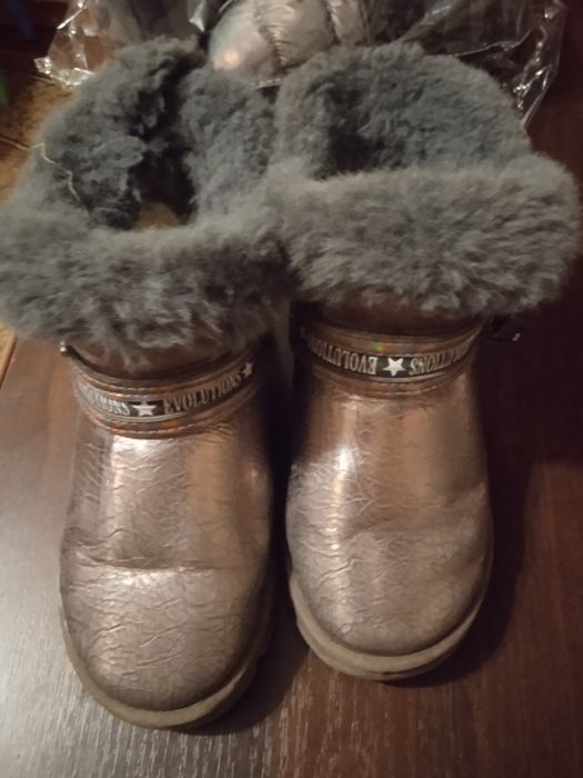 Продам зимові уггі