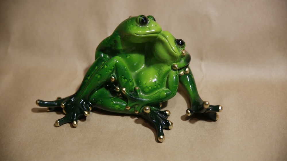 Статуетка "Жабки, що цілуються"