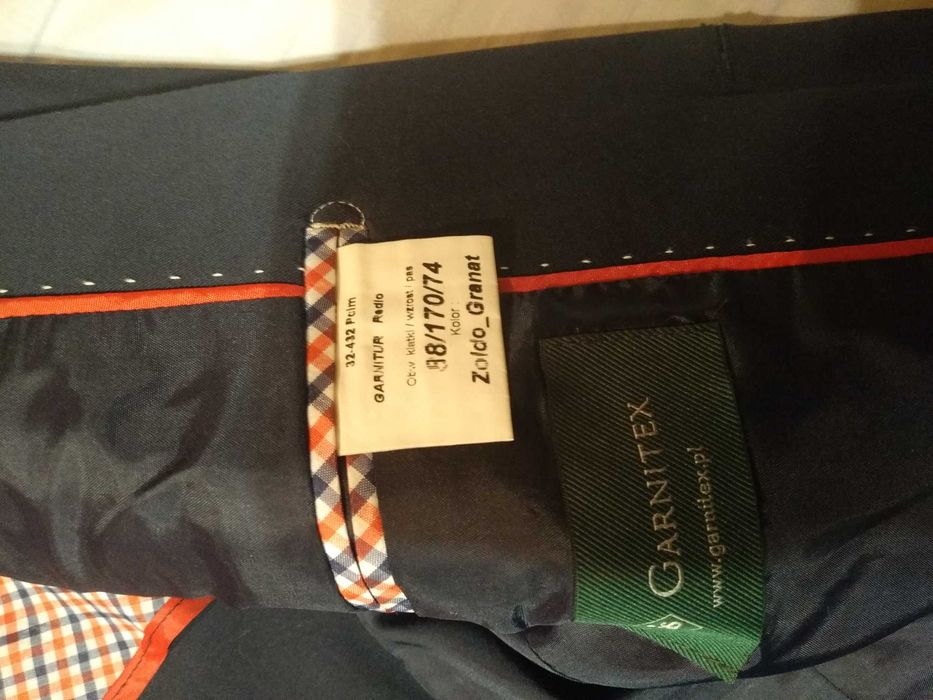 Granatowy garnitur męski