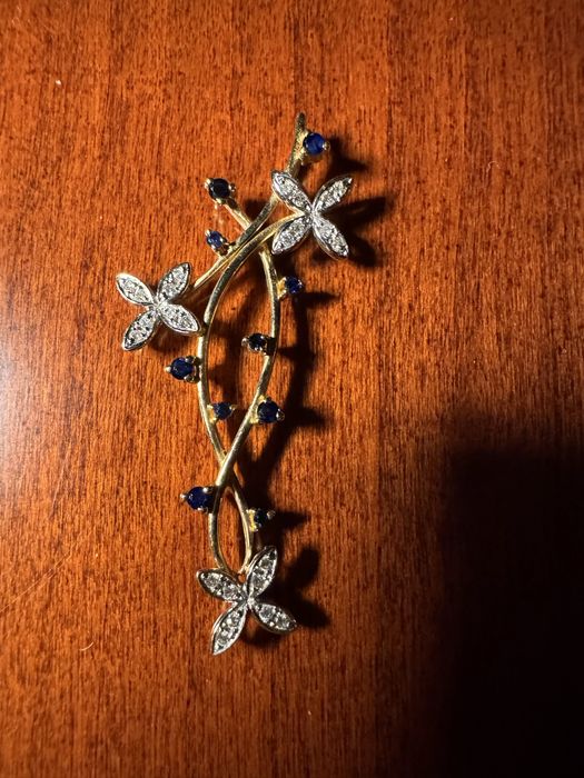 Золта прикраса з діамантами та сапфірами .
