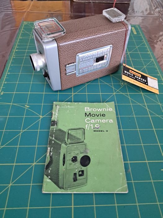 Câmera de filmar Brownie. (Kodak).