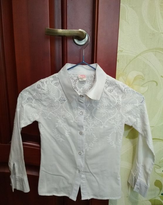 Батистовая шикарная рубашечка на девочку:1 класс(122-128 см рост)