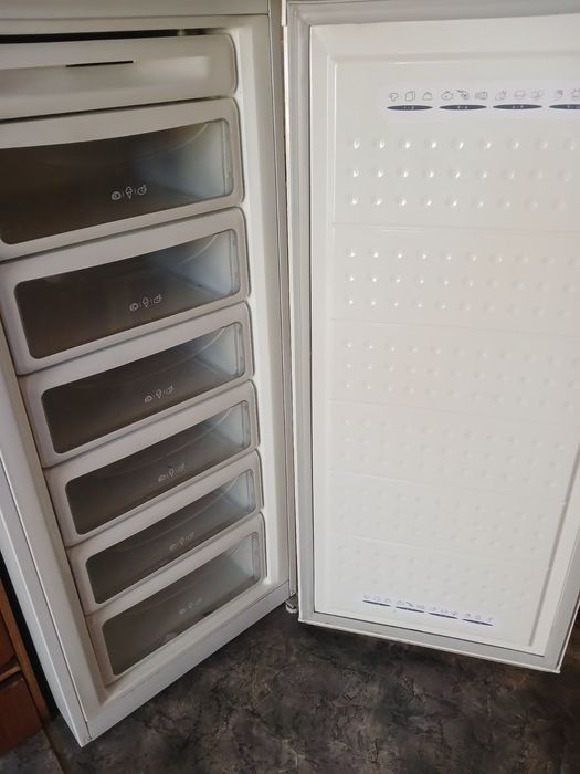 Продам морозильную камеру  LG