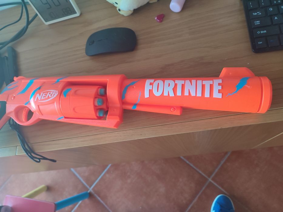 Pistola Nerf laranja com listas azuis
