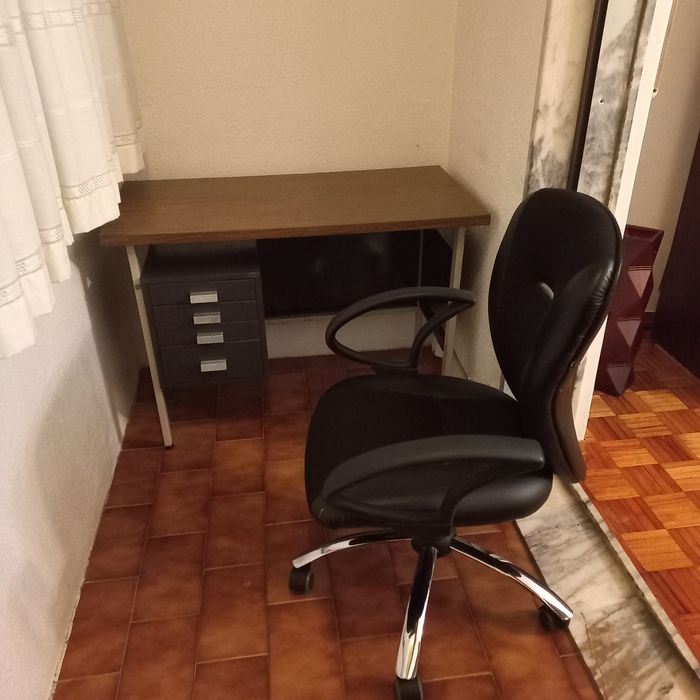 Secretária e cadeira