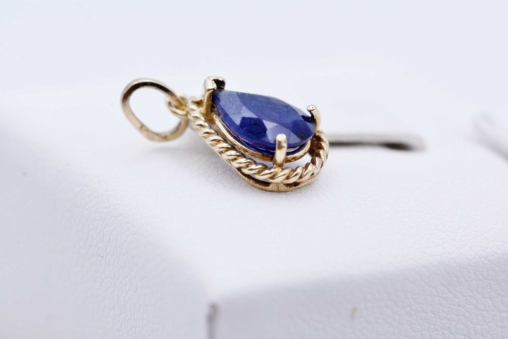Piękna zawieszka ze złota 585 z dużym niebieskim szafirem łezka 1,35ct