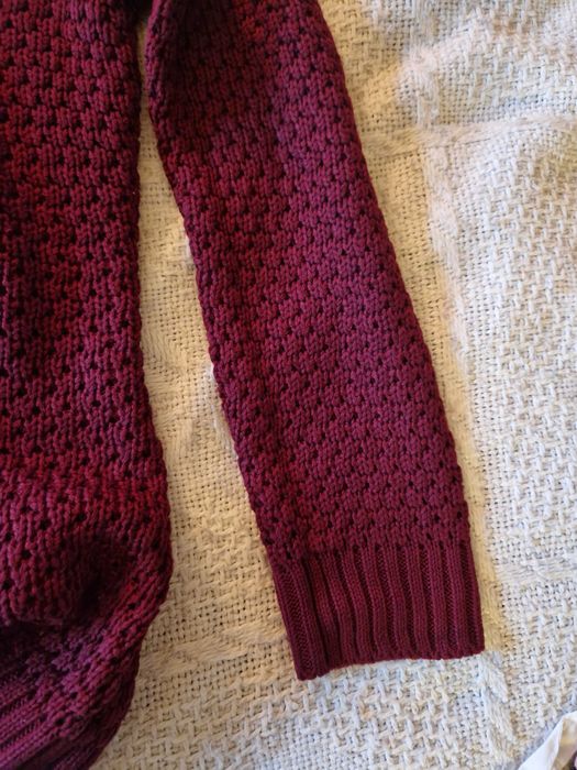 Bordowy sweterek