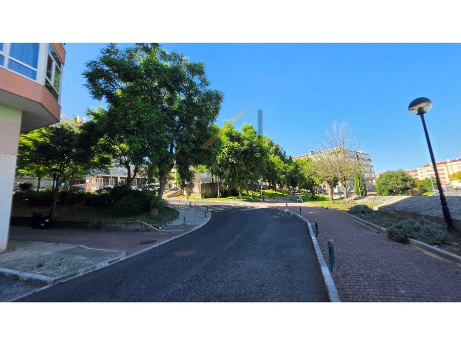 T2 Amadora - elevador junto ao metro