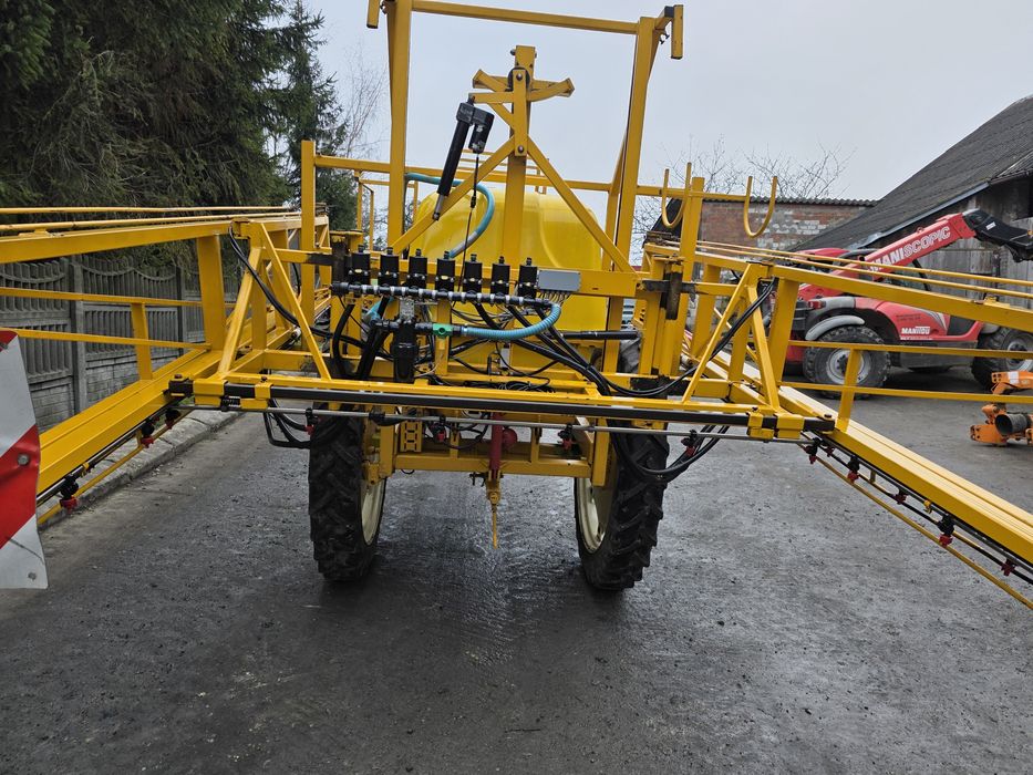 Opryskiwacz ciągany Dubex 2500 l 21m
Szerokość 21-24m 
Rok produkcji: