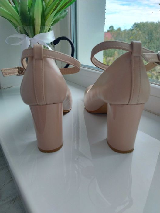 Туфлі класичні, бежеві