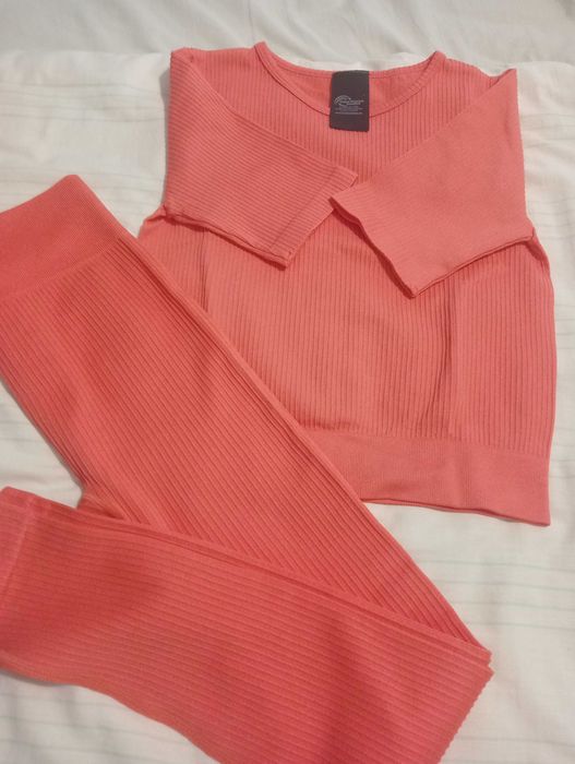 Conjunto desportivo leggings e top + 1 top extra