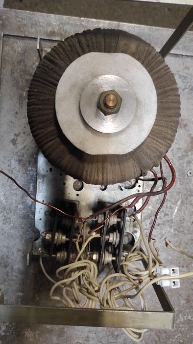 Трансформатор тероїдний , через міст постійний струм .Паяльник