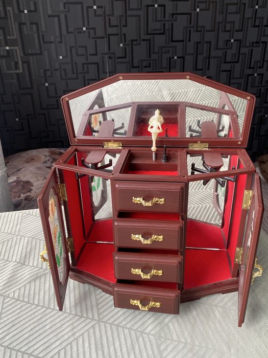 Музыкальная шкатулка.Комод. Витраж. . Ретро. Винтаж. Балерина.