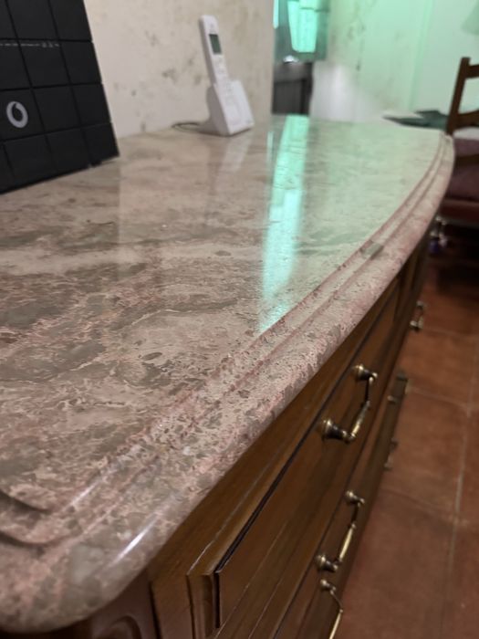 Mobiliário clássico em madeira maciça com mármore