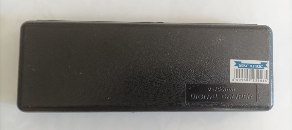 Набор метчиков и плашек. Штангенциркули.