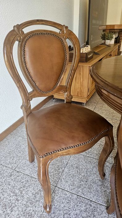 Mesa de Jantar em Madeira Maciça + 8 Cadeiras em Couro | Estilo Clássico Luís XV