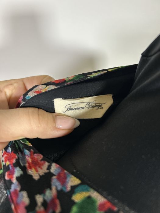 Sukienka American Vintage kwiaty S taliowana boho 36 z dekoltem czarna