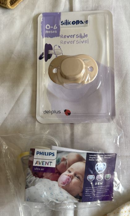 Babygrows + pijamas + vestido + camisola + 2 chupetas - Tamanho 0