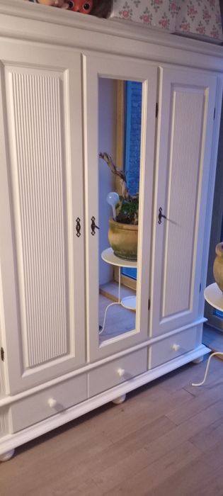 Biała szafa lute drewno