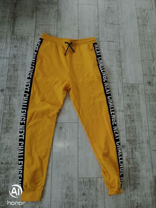 Żółte dresy z h m