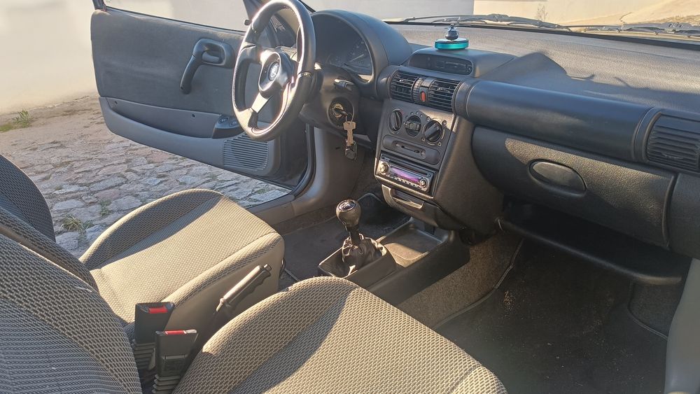 Opel corsa azul comercial